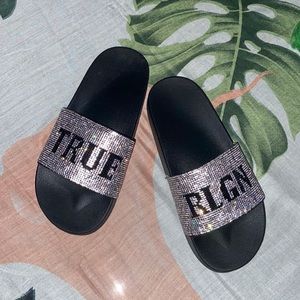 True religion slides 😎😇